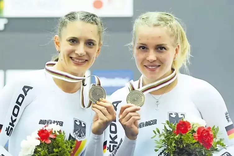 Schaut her, Bronze: Miriam Welte (links) und Emma Hinze.