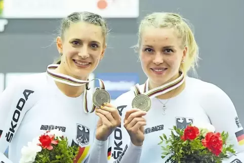 Schaut her, Bronze: Miriam Welte (links) und Emma Hinze.