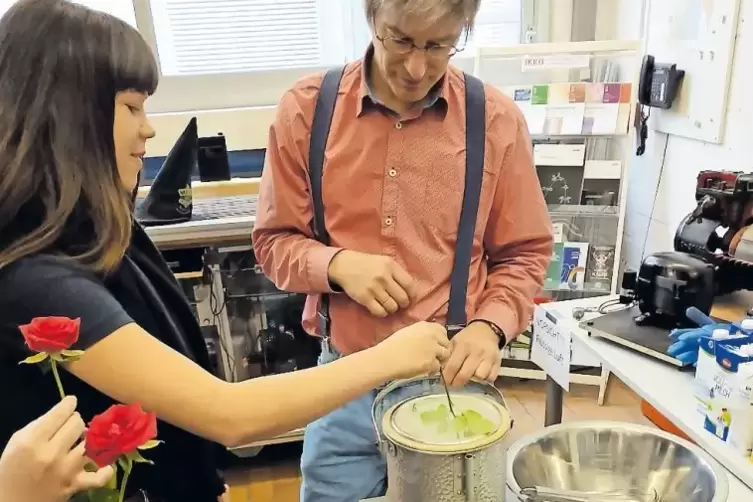 Rosen schockgefroren: Schülerinnen des Edith-Stein-Gymnasiums experimentieren mit Professor Michael Kauffeld, der in Ottersheim 