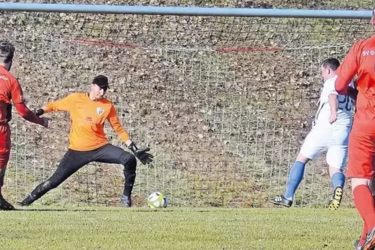 Das 2:0 für Gundersweiler ist unterwegs: Michael Hammerschmidt (links) trifft gegen den TuS Bolanden.