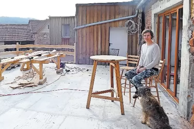 Judith Hertzler hat ihr Hofladen-Café um eine Sonnenterrasse erweitert und die Küche neu gemacht.