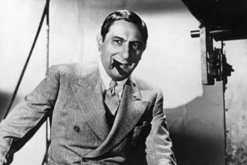 Ernst Lubitsch wurde 1892 in Berlin geboren und starb 1947 in Hollywood. Das Foto zeigt Lubitsch in den 40er-Jahren auf seinem R