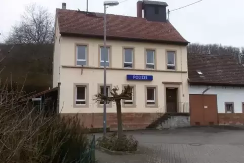 Das Gemeindehaus wird für den Dreh zur Polizeiwache umfunktioniert.  Foto: Michel/Frei 