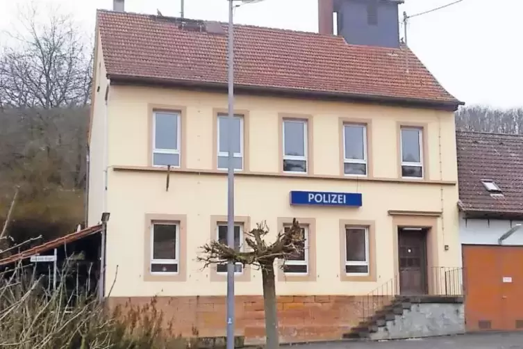 Das Gemeindehaus wird umfunktioniert zur Polizeiwache.