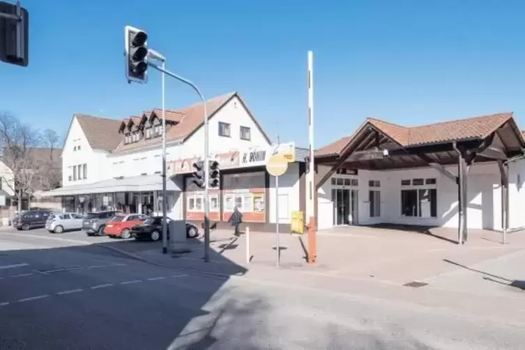 So sieht derzeit die Dorfmitte entlang der Hauptstraße aus. Hinter dem einstigen Sparmarkt, der leer steht, liegt die große Wies