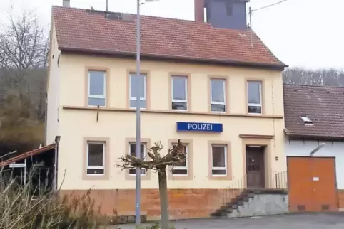 Das „Polizei“-Schild hängt, und auch die Maler sind schon da: In Nerzweiler im Landkreis Kusel soll die Polizeiwache entstehen, 