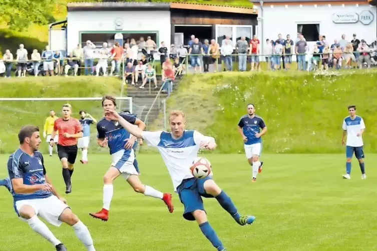 Der ASV Glashütte unternimmt große Anstrengungen, damit auf seinem schmucken Rasenplatz, vergangenen Sommer Schauplatz des gut b