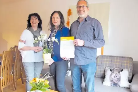 Vier Sterne vergab der Deutsche Tourismusverband an die Ferienwohnung „Am Grenzwald“ von Susanne Heinemann (links) und ihrem Man