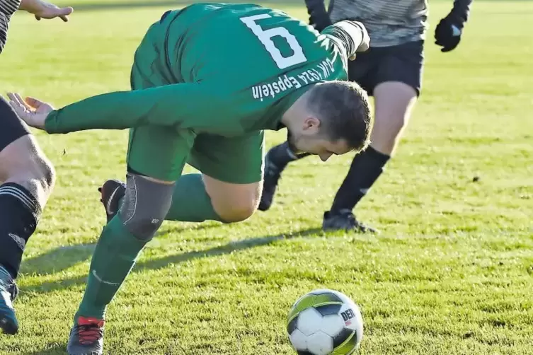 Nicht ins Straucheln kommen wie hier Marvin Maerz will die DJK Eppstein zum Start nach der Winterpause gegen den VfR Friesenheim