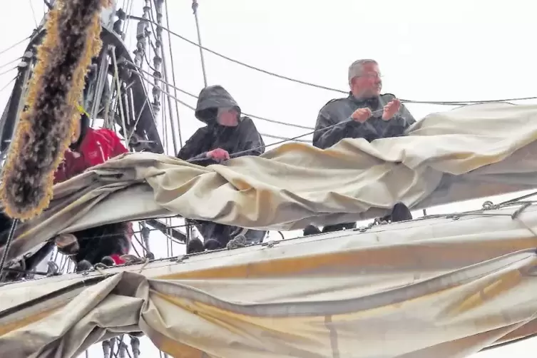 Der Seebär aus der Westpfalz (rechts) beim „Beifangen“ der Segel auf dem Zweimaster „Roald Amundsen“. 14 Törns hat er bereits hi