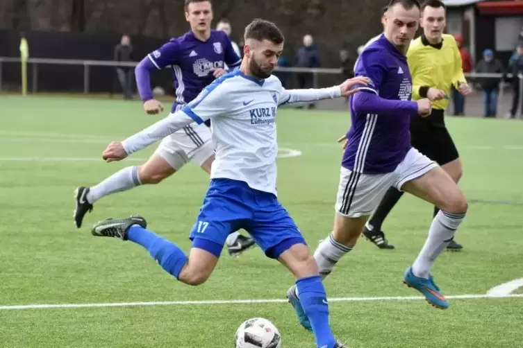 Kevin Selzer (weißes Trikot) schießt das 2:0 für Mechtersheim. Jägersburgs Niklas Holzweißig kann nur zuschauen. Foto: Christian