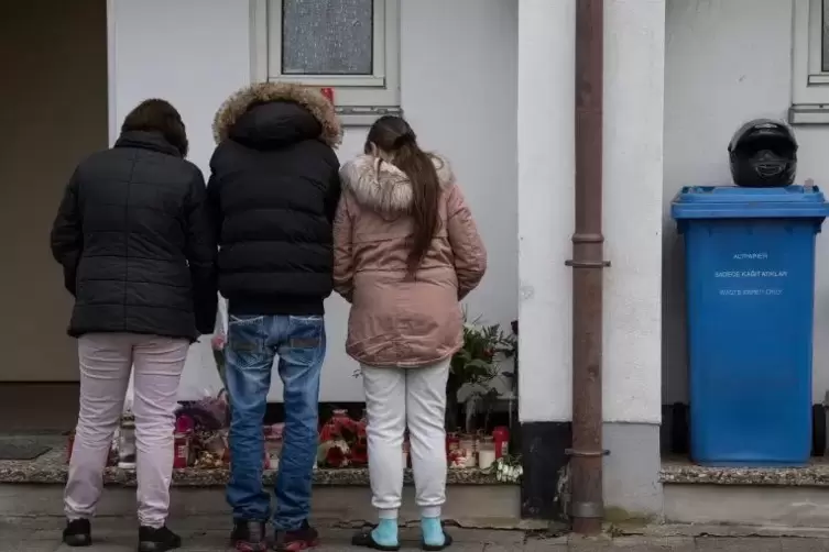 Trauernde Menschen stehen vor dem Elternhaus des Opfers. Archivfoto: dpa