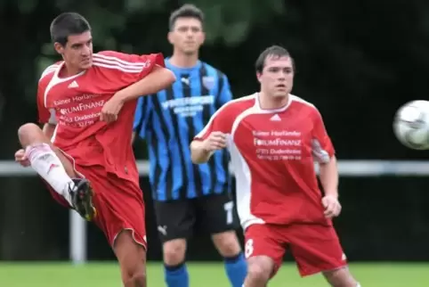 Auch eine Otterstadter Vergangenheit: Luca Helfer (links) vor zehn Jahren in einem Pokalspiel für die TuRa gegen FC Speyer 09.  