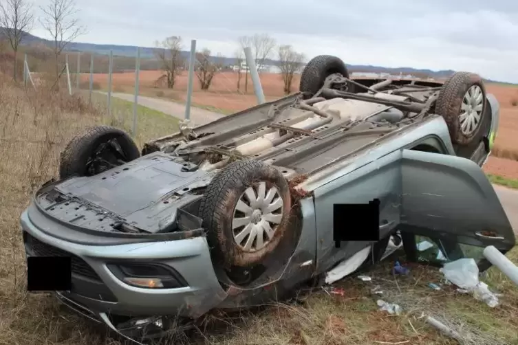 Das Auto überschlug sich und blieb auf dem Dach im Grünstreifen liegen.  Foto: Polizei