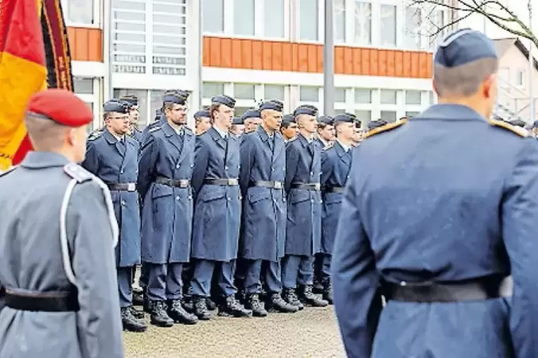 „Gelöbnisaufstellung, zur Truppenfahne, die Augen, links!“