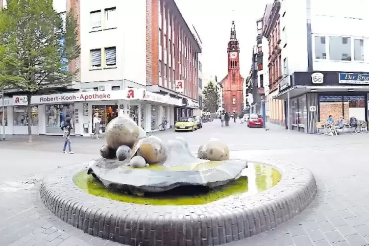 Muss für den Abriss entfernt werden: der Knödelbrunnen in der Fußgängerzone.