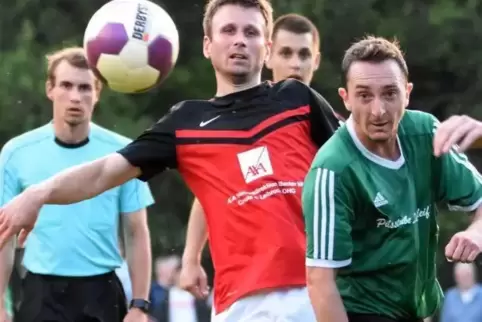 Jetzt als Spielertrainer beim SV Brücken am Ball: Sebastian Groß (grünes Trikot), in dieser Szene im Zweikampf mit Christoph Din