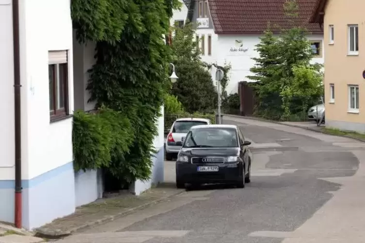 Die Hauptstraße wurde n in Oberhofen wurde neu gepflaster, Anwohner von Stichstraßen klagen dagegen, dass sie hohe Ausbaubeiträg