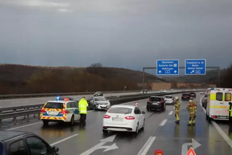 Unfall am Sonntag am späten Nachmittag auf der Überleitung von der A6 zur A63 bei Kaiserslautern.  Foto: FEUERWEHR/FREI 