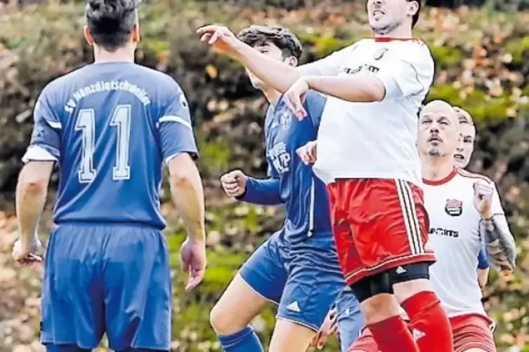 Herr der Lüfte: Vladislav Tetikov, SC Vogelbach. Rechts daneben sein Kollege Martin Bleyer. Fabio Di Franco, SV Nanz-Dietschweil