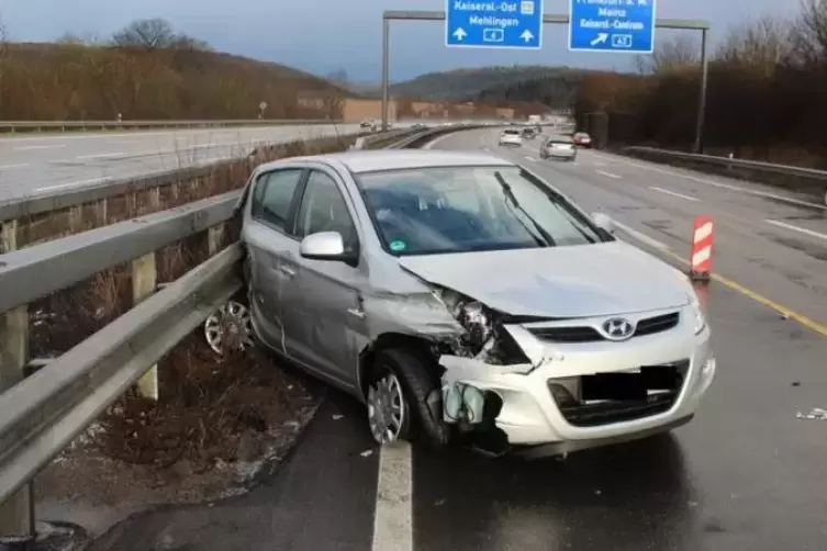 Am Unfallauto entstand vermutlich ein Totalschaden. Während der Bergung bildete sich auf der A 6 ein Stau.   Foto: FEUERWEHR/FRE