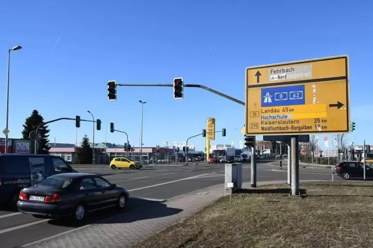 Auf der Kreuzung Zweibrücker Straße/Turnstraße kommt es immer wieder zuu Unfällen. Am Montag hat es wieder gekracht.  Foto: Buch