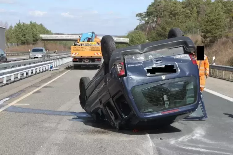 Ins Schleudern geraten und überschlagen: Ein Peugeotfahrer wurde am Dienstag auf der Autobahn bei Mehlingen bei einem Auffahrunf