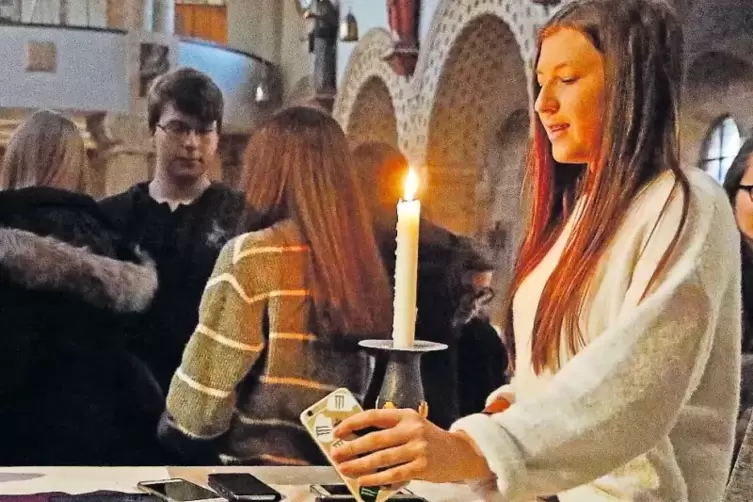 Wer wollte, konnte zu Beginn der Andacht sein Handy am Altar abgeben. Davon haben die Teilnehmer regen Gebrauch gemacht.