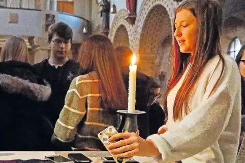 Wer wollte, konnte zu Beginn der Andacht sein Handy am Altar abgeben. Davon haben die Teilnehmer regen Gebrauch gemacht.