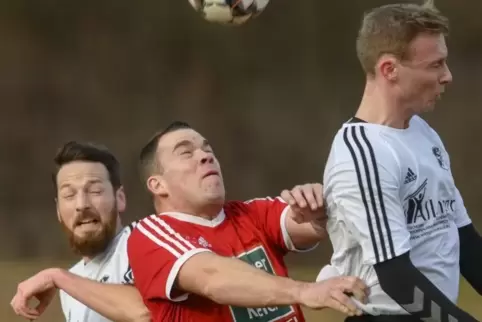 Der SV Altenglan (rechts im Bild Chris Schwinn gegen Ohmbachs Kevin Beer) hat zuletzt eine ganz starke Serie hingelegt. Foto: m.