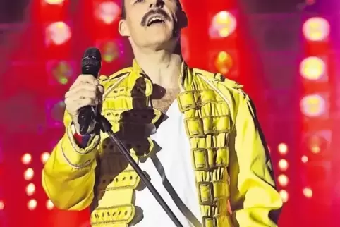 Rob Comber als Freddie Mercury auf der Bühne.