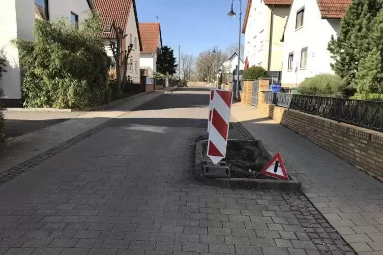 Diese Pflanzinsel in der Ebertsheimer Turnstraße soll bald weggkommen, weil an dieser Stelle immer wieder Unfälle passierren.  F