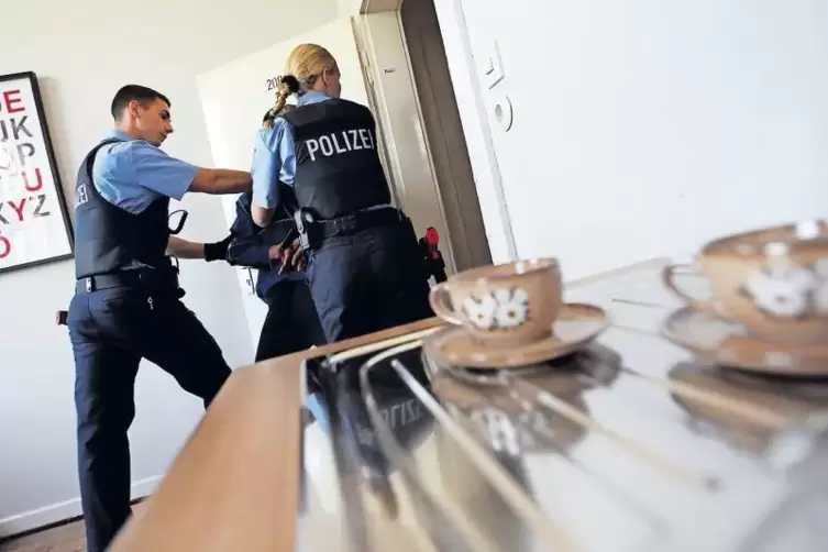 Gehören immer öfter zum Polizeialltag: körperliche Auseinandersetzungen.