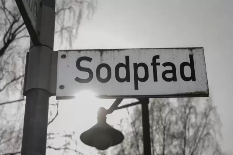 Das Straßenschild mit der Aufschrift „Sodpfad“ erinnert an die Zeit, als in Diedelkopf noch Salz gewonnen wurde.  Foto: m. hoffm