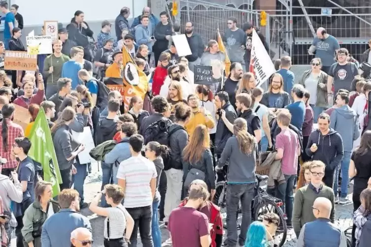 Wollen keine Einschränkung des Internets: Demonstranten in der Innenstadt.