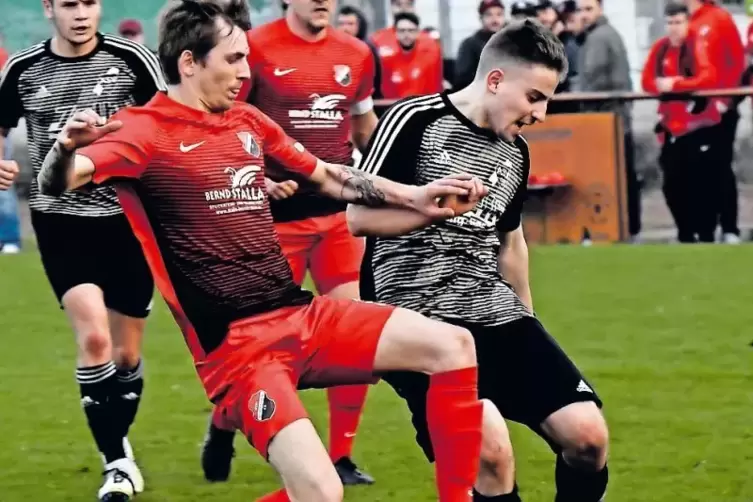 Die Heßheimer, hier Steffen Wulf (rechts) im Zweikampf mit MTSV-Spieler Max Schweitzer, drehten noch vor der Pause die Partie.