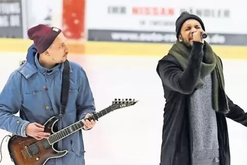 Vor dem Spiel erst Konfettiregen auf den Rängen, dann die Nationalhymne mit Julian Coles (rechts) und Maciej Spiczak, den beiden