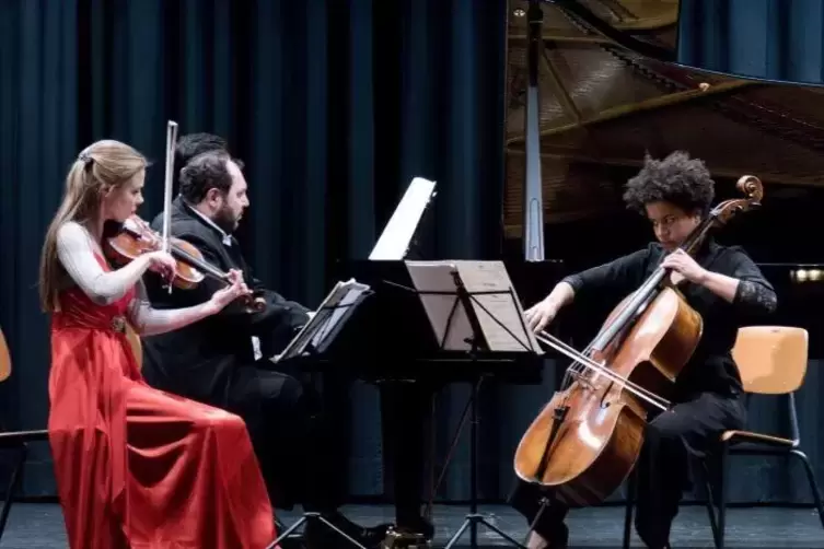 Eröffneten mit dem Klaviertrio von Eric Tanguy: Pianist Vahan Mardirossian sowie Charlotte Woronkow (Violine) und Maria Franz (V