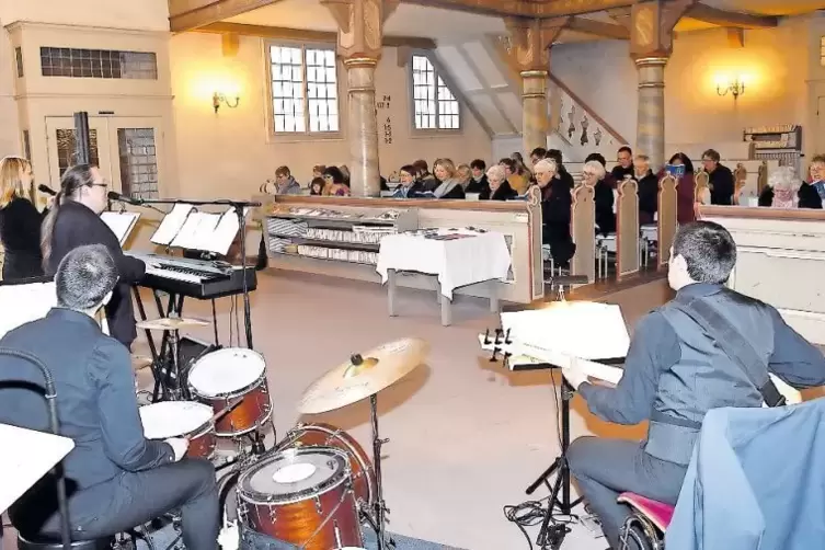 Lieder aus dem erweiterten Heft „Wo wir dich loben, wachsen neue Lieder“ wurden in der Peterskirche mit einer Band gesungen.