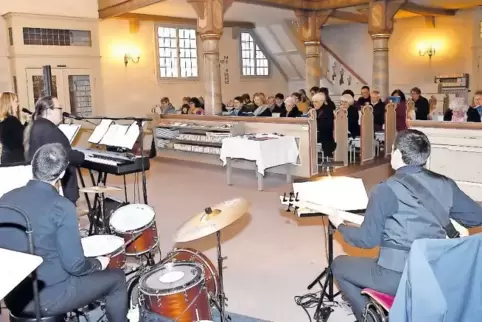 Lieder aus dem erweiterten Heft „Wo wir dich loben, wachsen neue Lieder“ wurden in der Peterskirche mit einer Band gesungen.