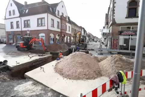 Die Kreuzung Haupt-/Karl-Silbernagel-Straße ist fertig. Sie wird heute ebenso freigegeben wie das Hauptstraßenteilstück zur Rülz