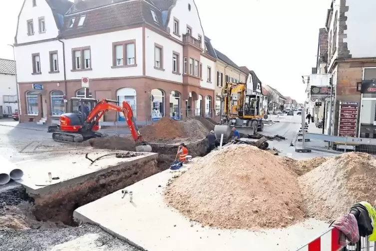 Die Arbeiten an der Kreuzung Haupt-/Karl-Silbernagel-Straße sind gemacht. Sie wird heute ebenso freigegeben wie das Hauptstraßen