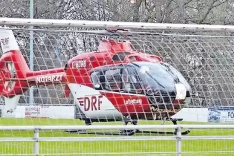 Der Geiselberger Fußballplatz ist geräumt, der Rettungshubschrauber kann landen.