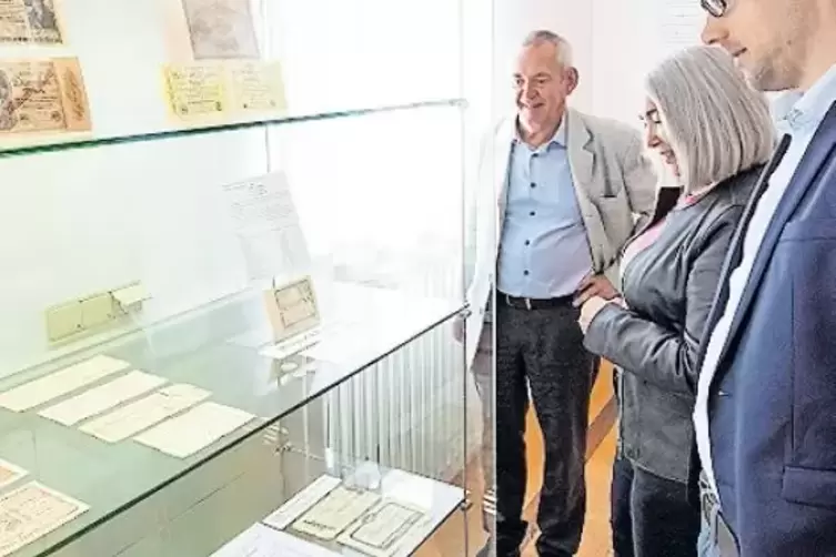 Faszination Geld: (von links) Roland Paul, Evelyn Weiß und Sören Habicht betrachten eine Vitrine im Museum im Westrich.