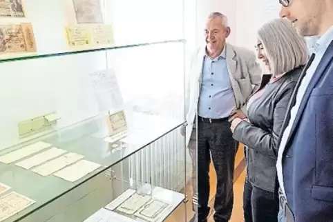 Faszination Geld: (von links) Roland Paul, Evelyn Weiß und Sören Habicht betrachten eine Vitrine im Museum im Westrich.