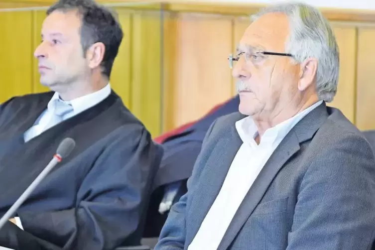 Karlheinz Schöner (rechts) auf der Anklagebank gestern am achten Verhandlungstag in Saal 1 des Saarbrücker Landgerichts mit sein