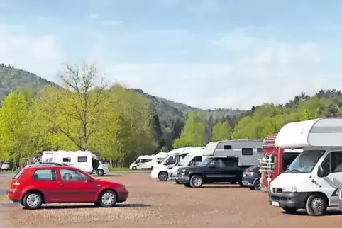 Nicht jeder Wohnmobilist, der auf einem öffentlichen Parkplatz steht, hier zum Beispiel am Sportpark Dahn, ist ein Wildcamper. D