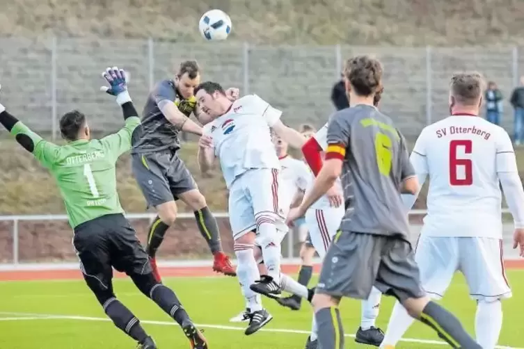 Packende Strafraumszene im Halbfinale zwischen dem SV Otterberg und der TSG Trippstadt: TSG-Spieler Lukas Jörg (im grauen Trikot