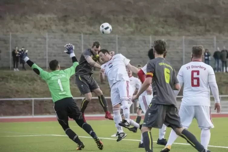 Packende Strafraumszene im Halbfinale: TSG-Spieler Lukas Jörg (im grauen Trikot) versucht mit dem Kopf an den Ball zu kommen. Li