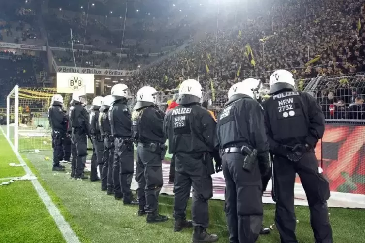 Polizeieinsatz im Signal Iduna Park Dortmund.  Symbolfoto: dpa 